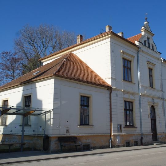 Budova školy v Hůrkách