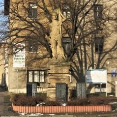 Pomník padlým na Palackého náměstí v Sadské