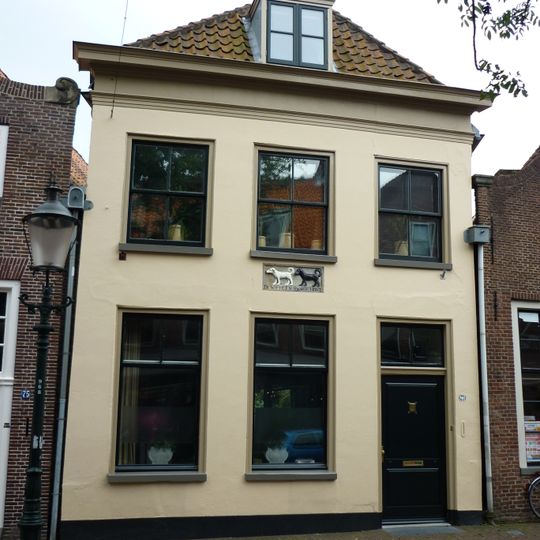 Huis met gepleisterde lijstgevel