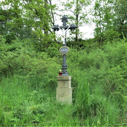 Kříž u cesty nad údolím Dalejského potoka