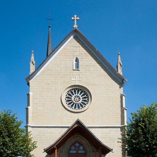 Église catholique Saint-Etienne avec cimetière