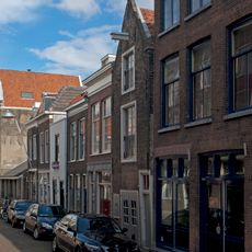 Pand met puntgevel met vlechtingen