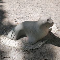 Eine von zwei Robbenskulpturen.