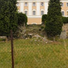 Sochy na schodišti k zámku ve Valči před východním průčelím