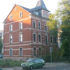 Mietshaus in halboffener Bebauung konzipiert, mit Vorgarten Clausstraße 22