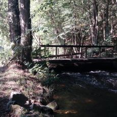 Lávka přes začátek mlýnského náhonu u jezu Prácheň