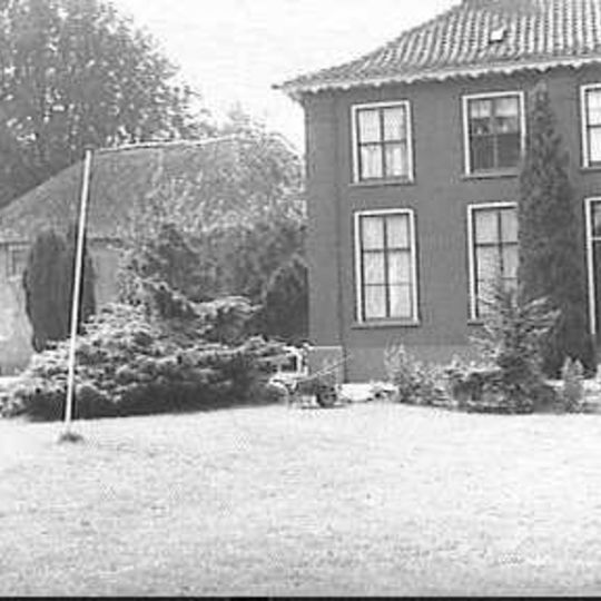 Lingestein: T-boerderij met middenlangsdeel