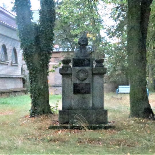 Pomník Jana Husa v zahradě Husova sboru v Hořelicích