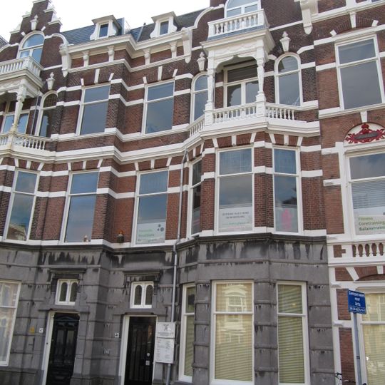 PAND in neo-renaissance trant. Parterre bekleed met hardsteen. Rechts een driezijdig uitgebouwde erker over twee verdiepingen, waarboven houten loggia, versierd met rijk snijwerk. Topgevel