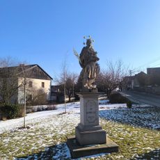 Socha svatého Jana Nepomuckého na návsi ve Šťáhlavech
