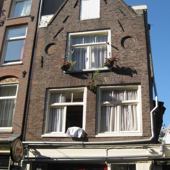 Huis met gevel waarvan de top later tot punttop is afgekloofd