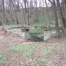 Můstek úzkorozchodné dráhy v Petřvaldu u husitské fary
