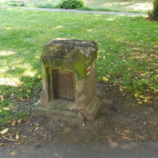 Podstavec neznámé památky v Jiráskových sadech v Českém Brodu