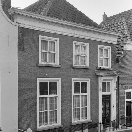 Pand met schilddak en eenvoudige lijstgevel