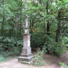 Kříž u Droždína u lesní stezky