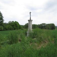 Kříž severozápadně od Dobrotic v poli