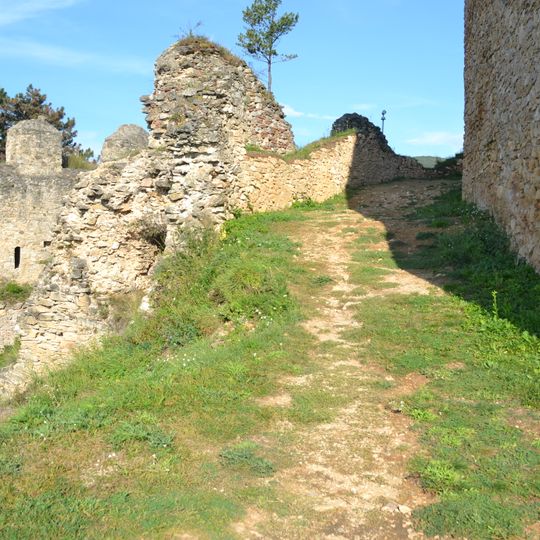 Hrad Divín, Divínsky hrad, nádvorie hradné I.