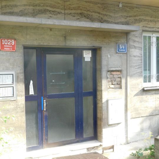 Pamětní deska Václava Dostála na domě 28. pluku 1029/54 ve Vršovicích