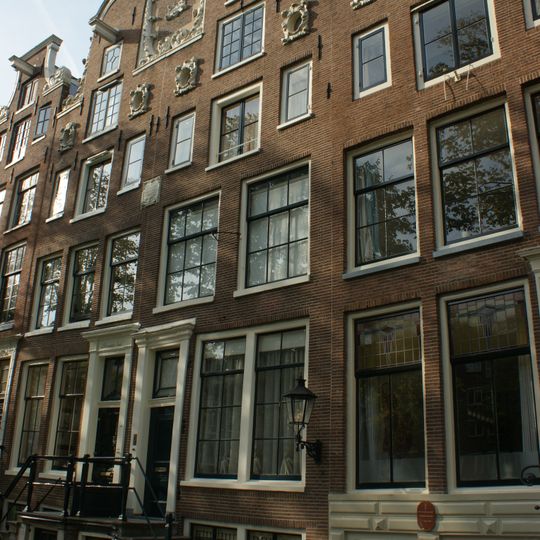 Pand met halsgevel met 2 oeils-de-boeuf