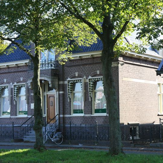 Woonhuis van het dwarshuistype in eclectische stijl