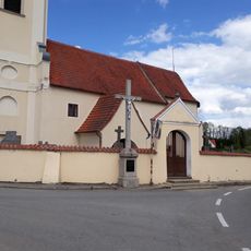 Kříž u kostela v Dolních Slověnicích