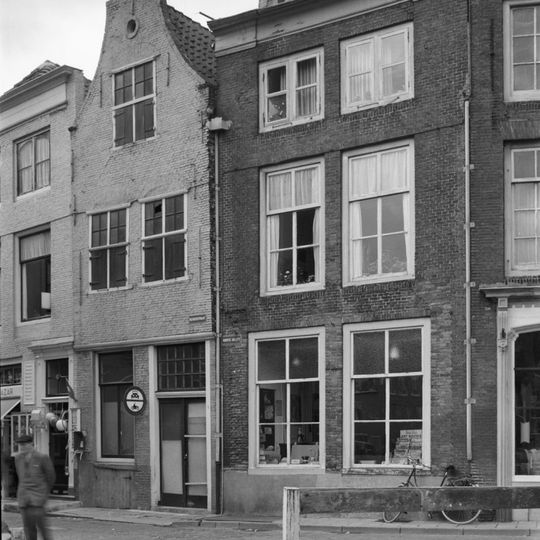 Huis met geverfde klokgevel