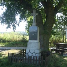 Kříž a památník roku založení republiky