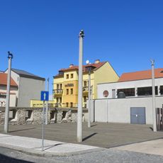 Sloupy s figurami zvířat u galerie Benedikta Rejta v Lounech