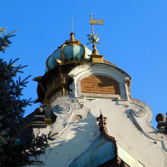 Pamětní deska na západním štítu Hanavského pavilonu na Letné