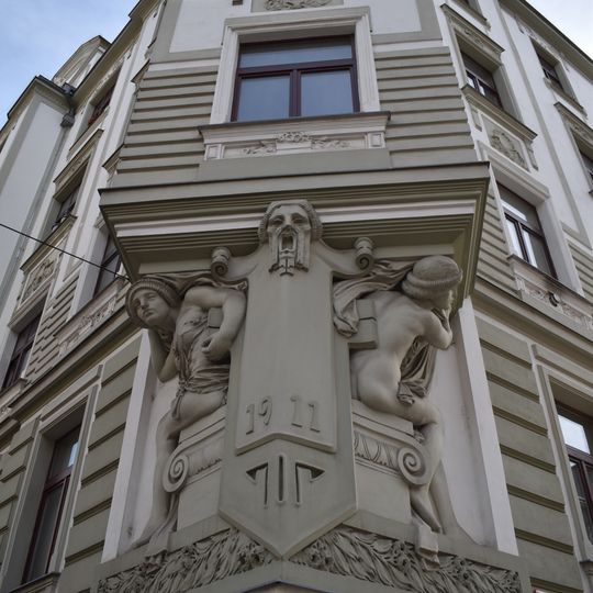 Karyatidy amazonek na nároží domu Koperníkova 50 - Bendova 41