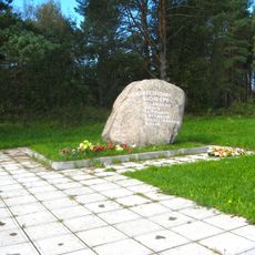 Могила неизвестного шофера, погибшего в борьбе с фашистами (Дусьево)