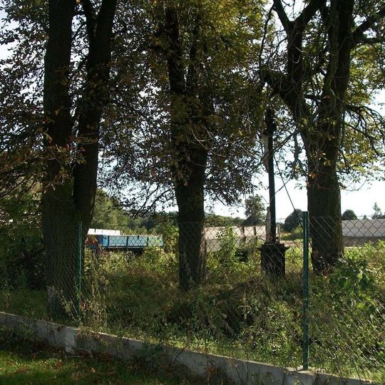 Kříž severně od Deštné u zemědělského areálu