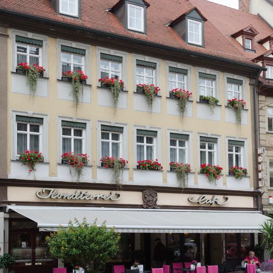 Wohn- und Geschäftshaus