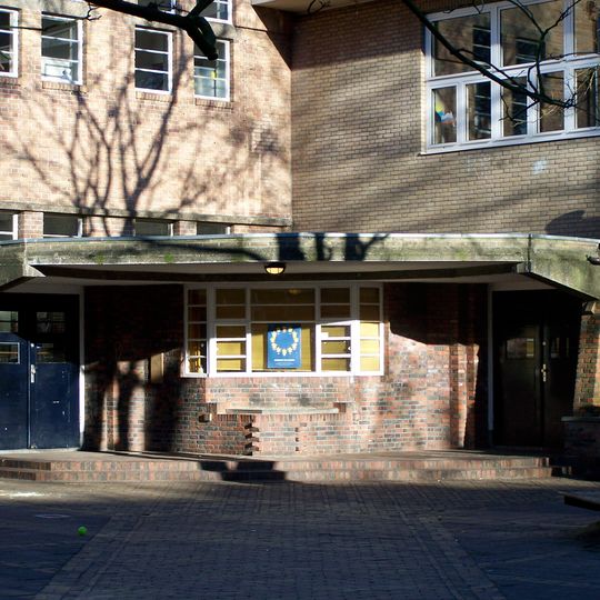 Luisterend meisje en Jongen met bal