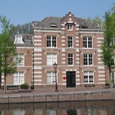 Tehuis in eclectische trant in opdracht van de Stichting Nederduits Hervormde Gemeente