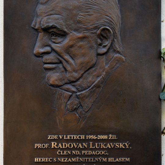 Pamětní deska Radovana Lukavského na domě Kouřimská 2347/24 na Vinohradech