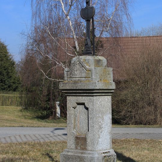 Kříž v Radějovicích na návsi
