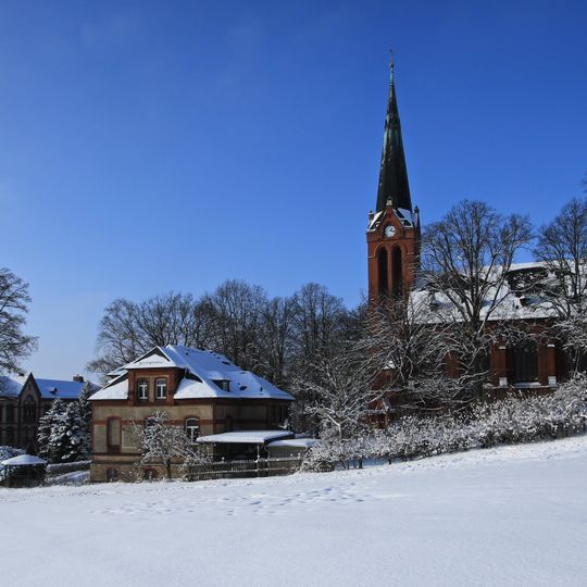 Kirche sowie Leichenhalle mit Friedhofsverwaltung Hauptstraße 13b