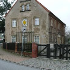 Wohnhaus, Seitengebäude und Einfriedung eines Bauernhofes Hauptstraße 60