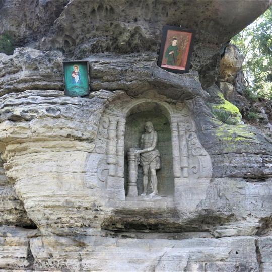 Skalní reliéf bičovaného Krista u lesní cesty severovýchodně od Radvance