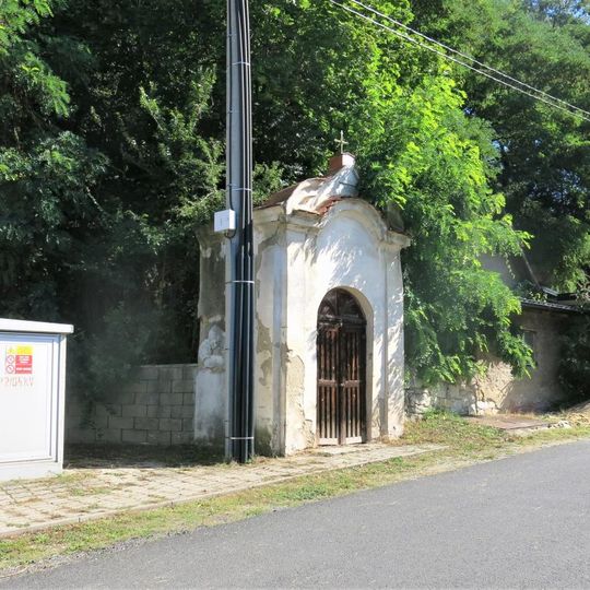 Kaplička naproti domu 133 v Tuchořicích