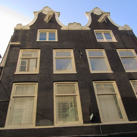 Pand met tweeling-klokgevel