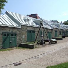Hangar à affûts de canon