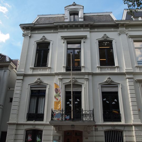 Pand met gepleisterde neoclassieke lijstgevel