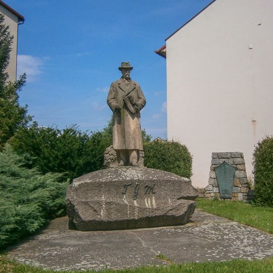Socha T. G. Masaryka ve Velké Bystřici na ulici 8. května