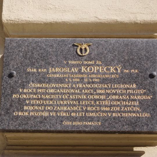 Pamětní deska Jaroslava Kopeckého na domě Lesnická 1154/6 na Smíchově