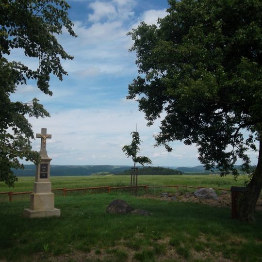 Kříž na vyhlídce nad Chlumem