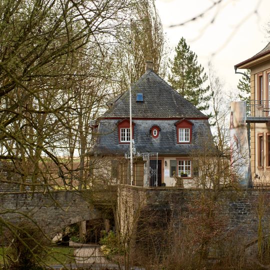 Bogenbrücke Schloßstraße 6 in Gelchsheim
