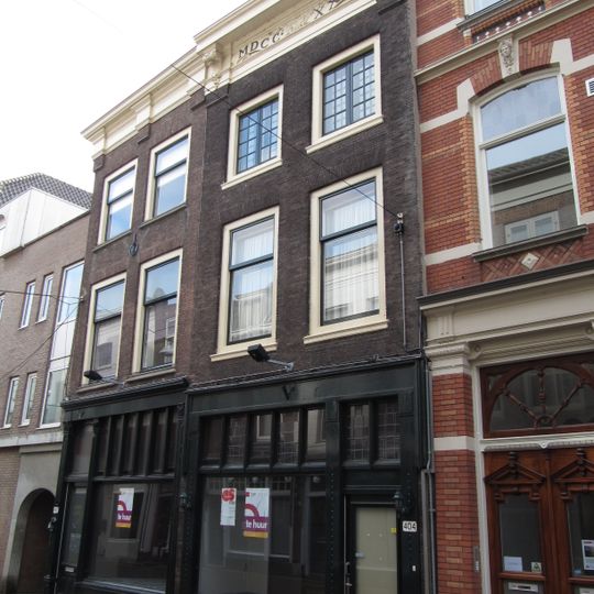 Pand met gevel met gesneden lijst en consoles