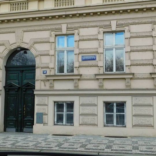 Pamětní deska rodiny Medkovy na domě Janáčkovo nábřeží 471/49 na Smíchově